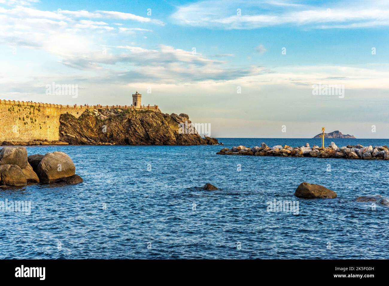Piazza Bovio vue de la marina de Piombino avec des bateaux amarrés, province de Livourne Toscane, Italie Banque D'Images