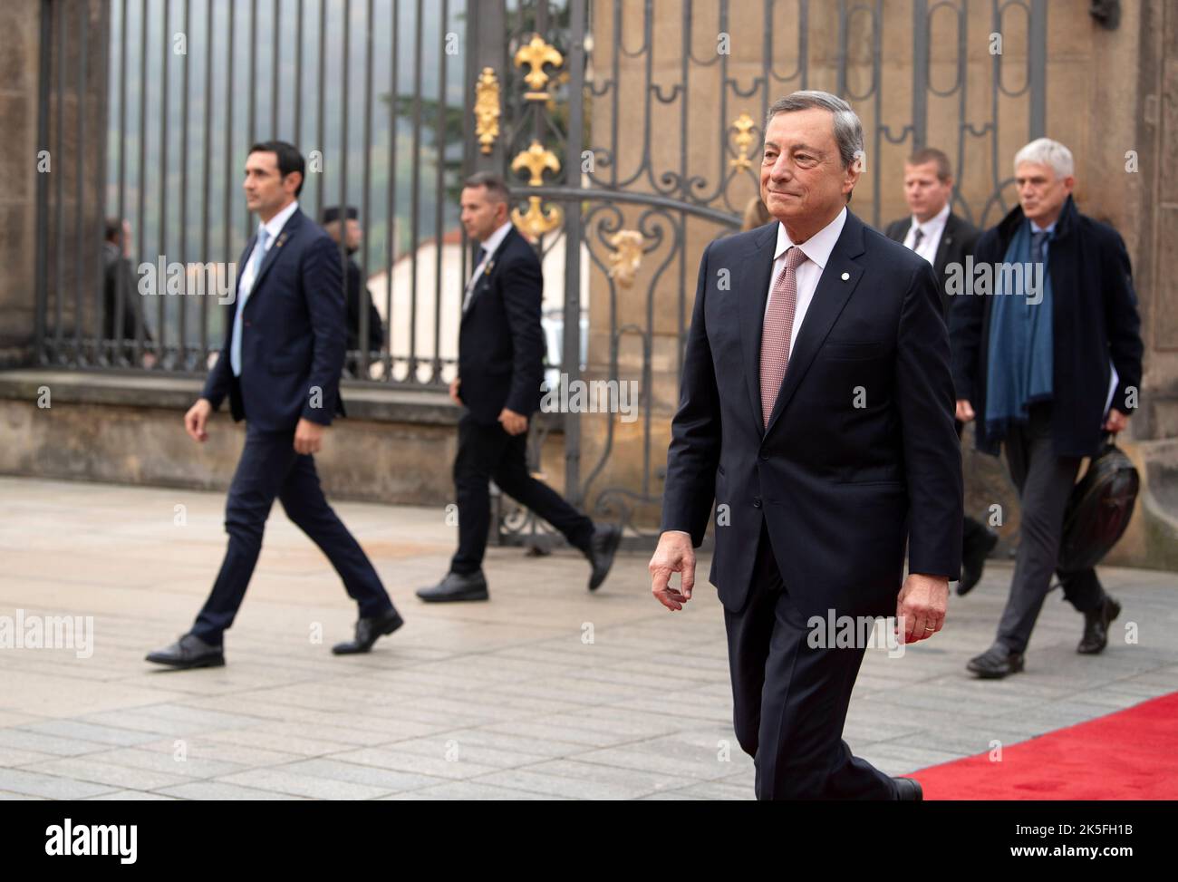 Prague, République tchèque. 7th octobre 2022. Le Premier ministre italien Mario Draghi (R, front) arrive pour un sommet informel de l'Union européenne (UE) à Prague, en République tchèque, le 7 octobre 2022. Credit: Lian Yi/Xinhua/Alay Live News Banque D'Images