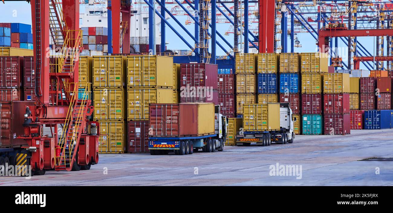 Logistique mondiale, port de conteneurs et magasin de fret à la compagnie de fret pour l'expédition, la distribution et la livraison dans le monde entier. Camion, grue et conteneurs Banque D'Images