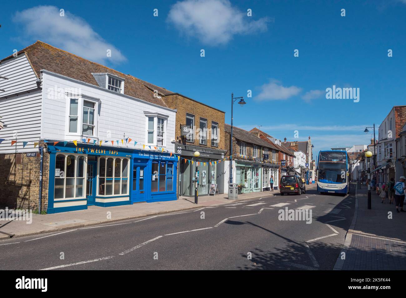 Vue générale des magasins de High Street, Whitstable, Kent, Royaume-Uni. Banque D'Images