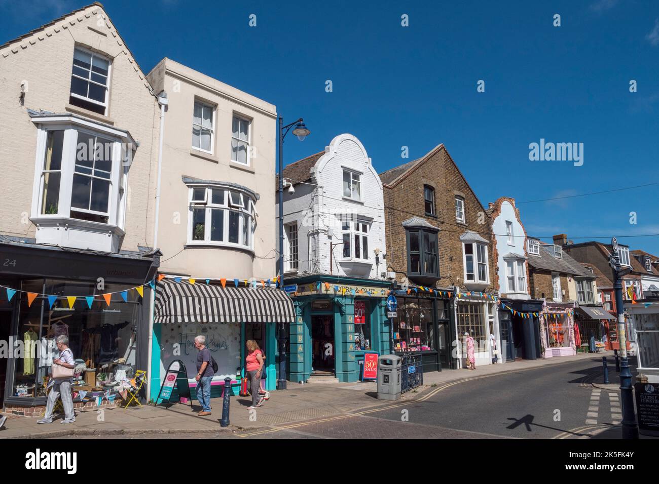 Vue générale des magasins de Harbour Street, Whitstable, Kent, Royaume-Uni. Banque D'Images