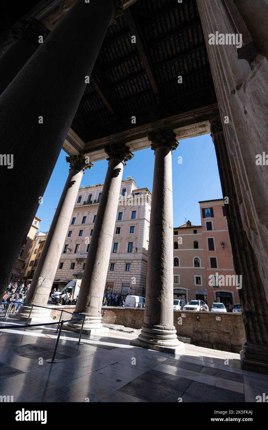 Colonnes de temples romains anciens encadrant des bâtiments historiques et la place de Rome Banque D'Images Colonnes de temples romains anciens encadrant des bâtiments historiques et la place de Rome Banque D'Images