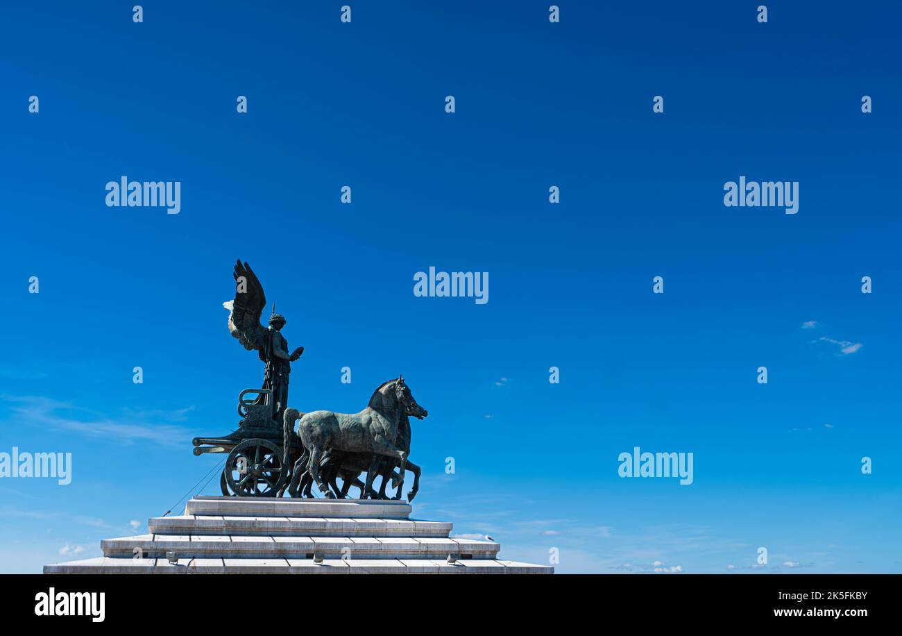 Statue de la déesse Victoria sur quadrigas, le monument Victor Emmanuel II, (Altare della Patria ou gâteau de mariage), Rome, Italie Banque D'Images