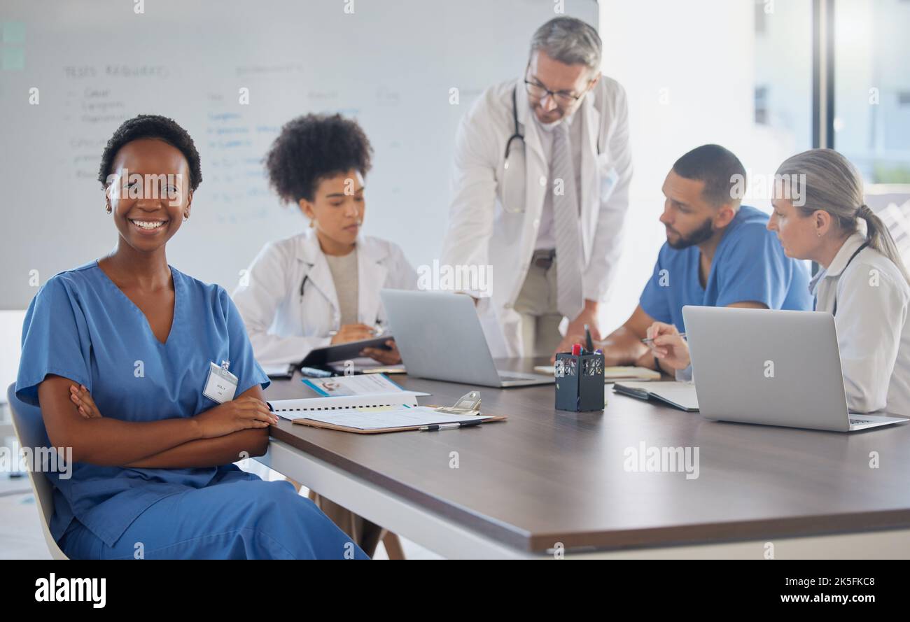 Réunion médicale, portrait et médecin africain travaillant en séminaire avec les employés d'un hôpital. Femme fière, heureuse et noire avec les bras croisés et Banque D'Images Réunion médicale, portrait et médecin africain travaillant en séminaire avec les employés d'un hôpital. Femme fière, heureuse et noire avec les bras croisés et Banque D'Images