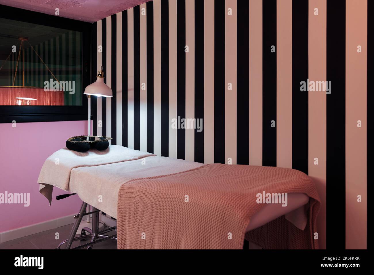 table de massage au spa dans un salon de beauté Banque D'Images