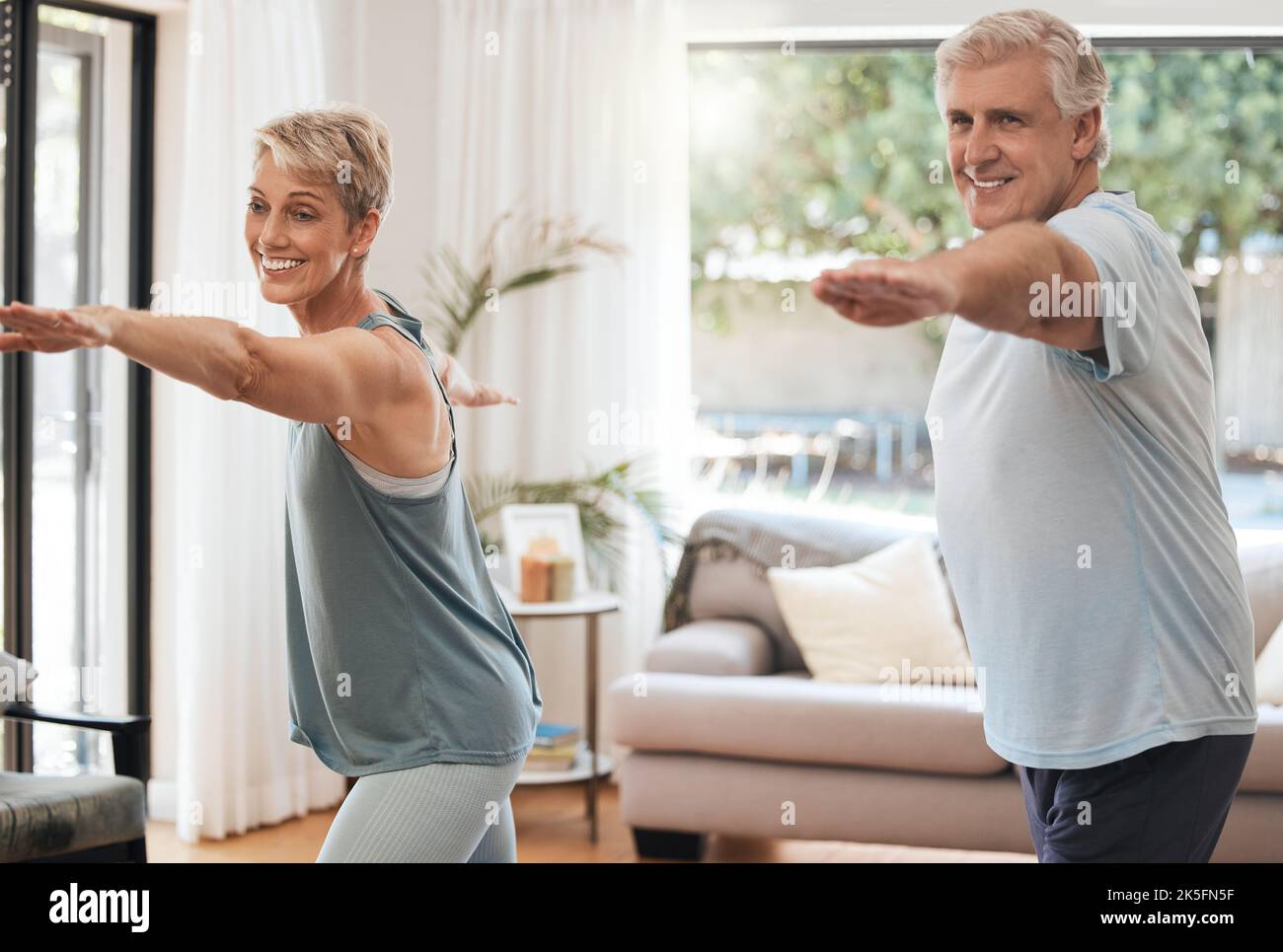 Yoga, fitness et couple senior faisant de l'entraînement à la maison, de l'entraînement et de l'exercice de bien-être dans la salle de séjour ensemble. Sourire, vieil homme et femme heureuse Banque D'Images