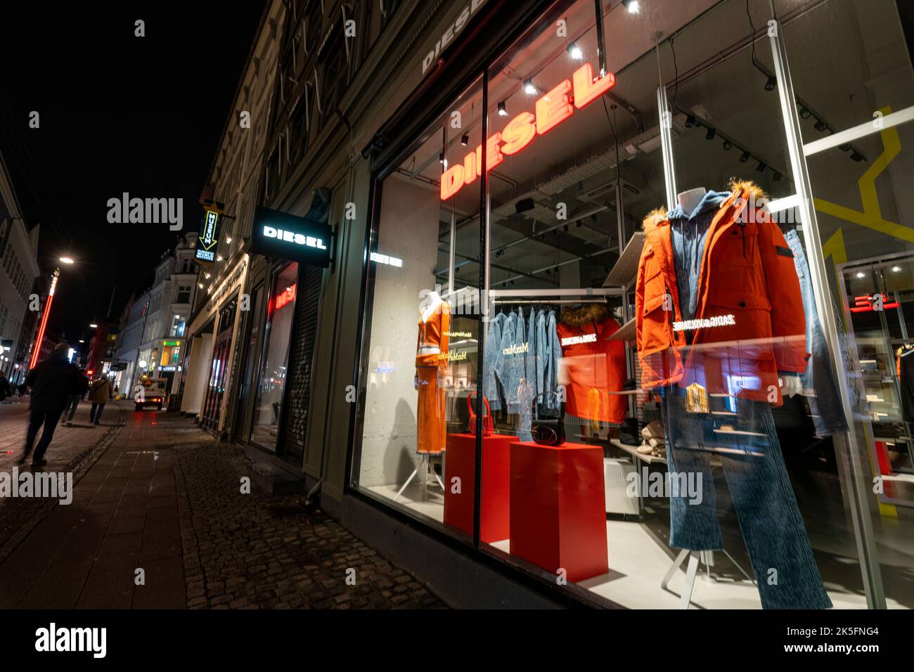 Copenhague, Danemark. Octobre 2022. Vue extérieure du magasin de la marque Diesel de nuit dans le centre-ville Banque D'Images