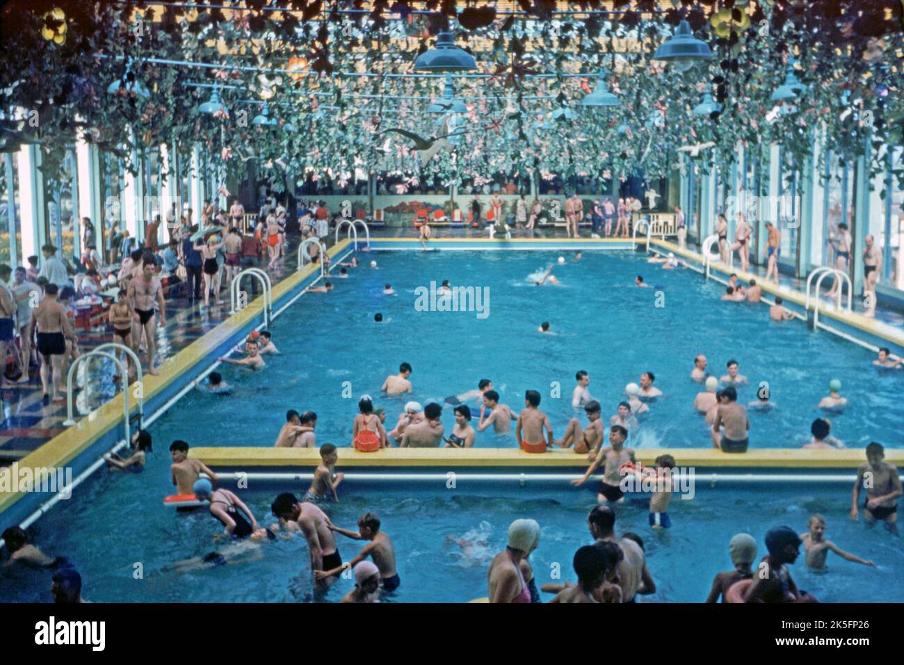 La piscine intérieure très fréquentée du camp de vacances de Butlin's Clacton, au milieu de 