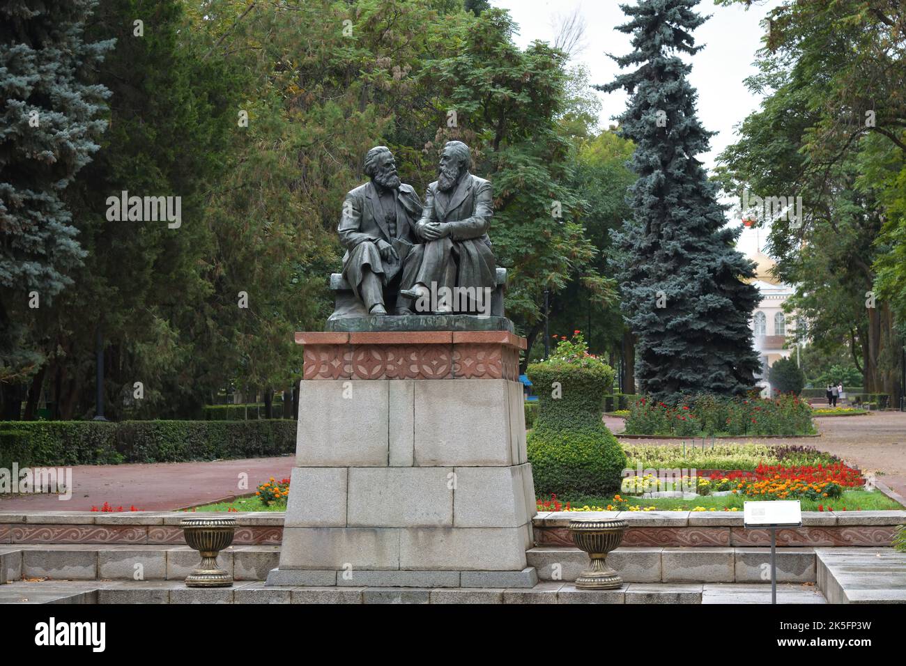 Bichkek, Kirghizistan — 11 septembre, 20122: Monument de Karl Marx et Friedrich Engels dans le parc de la ville de Dubovy. Banque D'Images