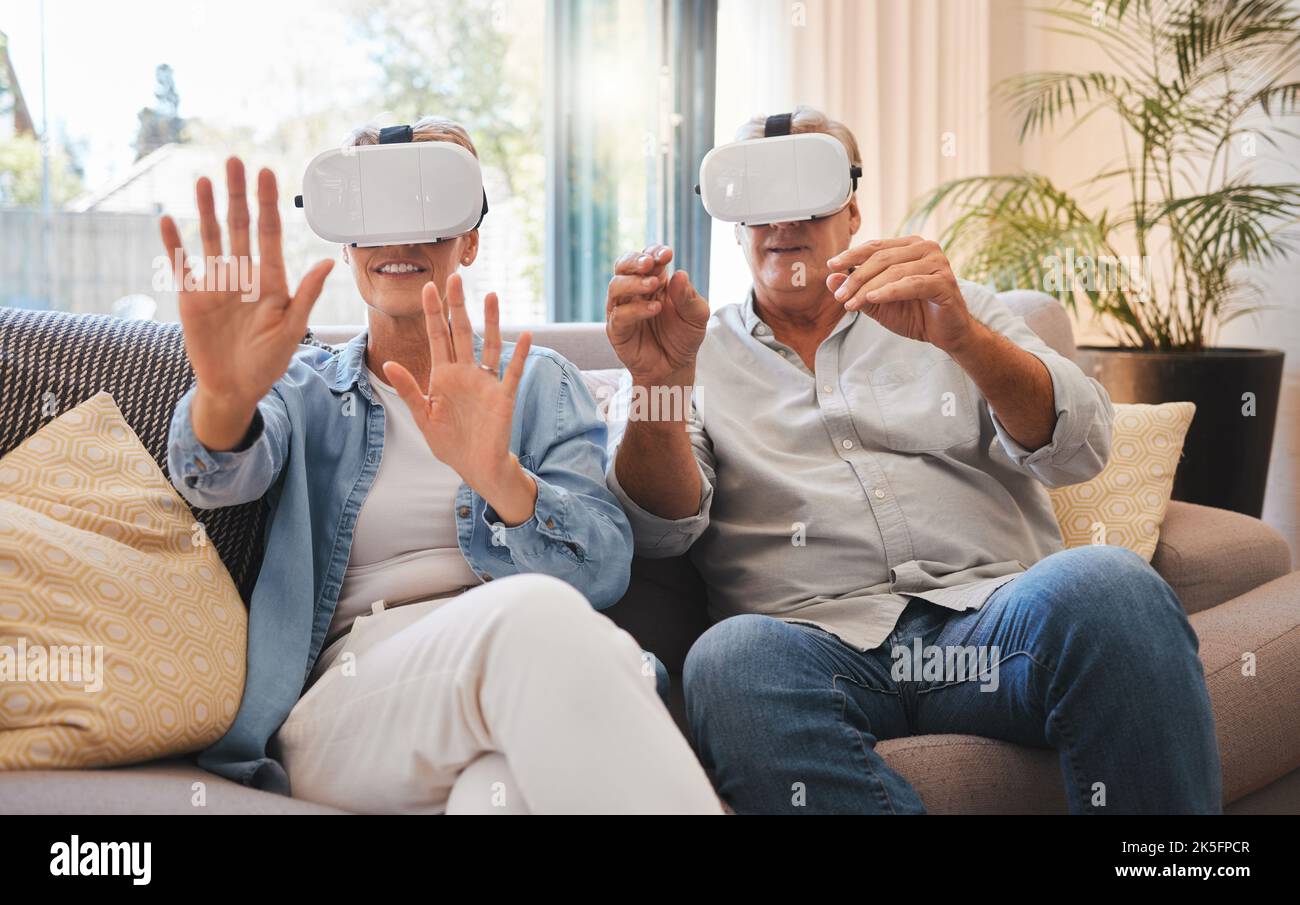 Couple senior et technologie vr pour un plaisir de retraite métaverse et une simulation futuriste à la maison. Les personnes mariées bénéficient de 3D lunettes de réalité virtuelle Banque D'Images