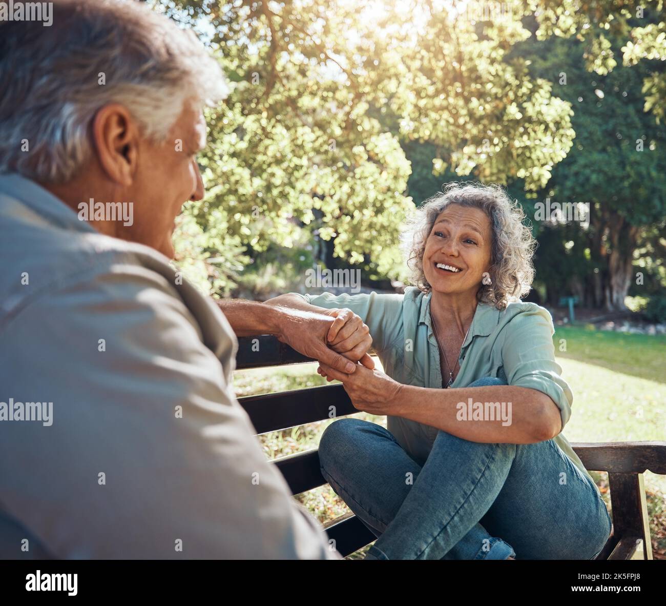 Retraite, détente et amour avec couple dans le parc ensemble pour la paix, heureux et la nature au printemps. Le bien-être, le sourire et le mariage avec le vieil homme et la femme Banque D'Images