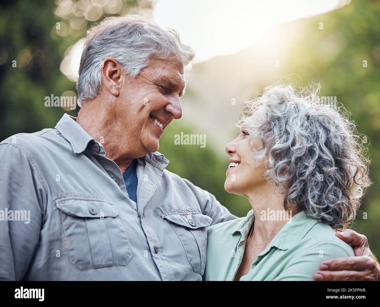 Sourire, parc naturel et couple senior en vacances en Indonésie pour une retraite heureuse ensemble en été. Amour, câlin et bonheur pour homme âgé et Banque D'Images
