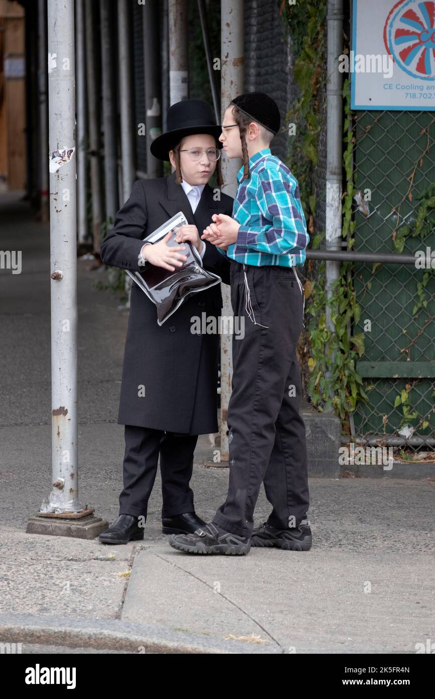 2 adolescents juifs s'engagent dans une conversation animée sur Lee avenue à Williamsburg, Brooklyn, New York. Banque D'Images