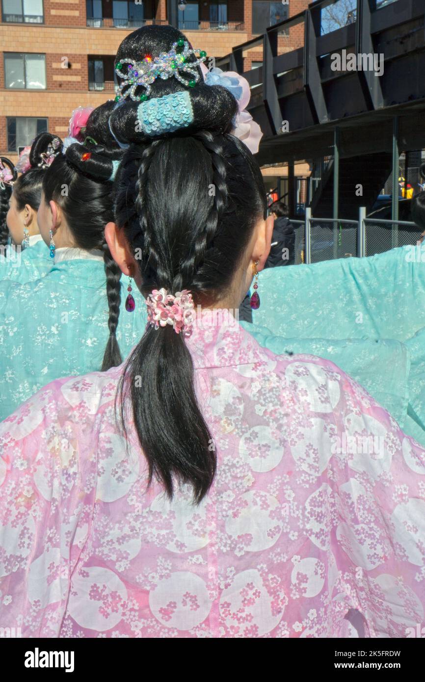Vue arrière des coiffures ornées des marcheurs Falun Dafa lors du défilé du nouvel an chinois du Queens en 2017. Banque D'Images