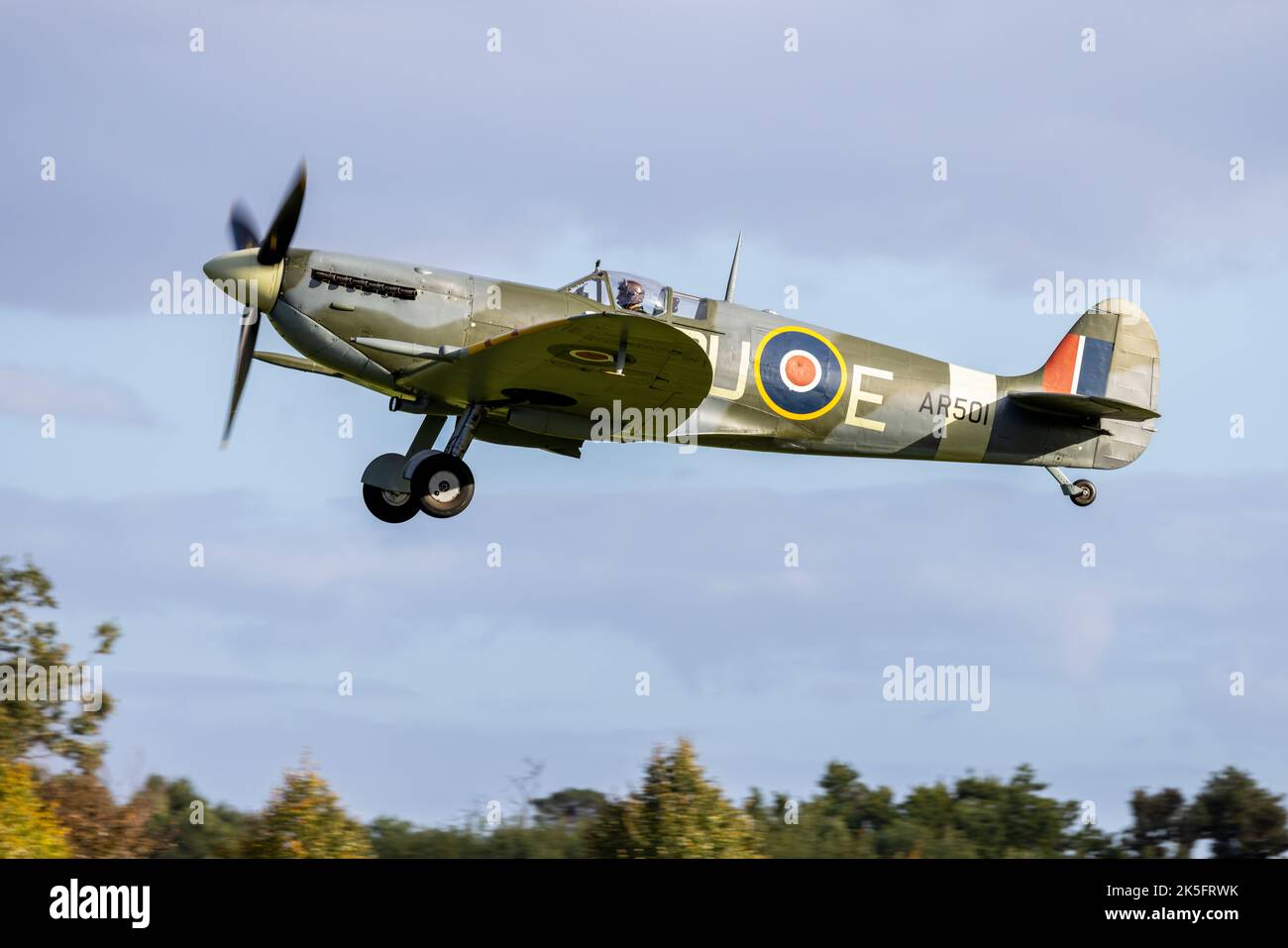 Supermarine Spitfire VC 'AR501' (G-AWII) en vol au salon aérien du jour de la course qui s'est tenu à l'aérodrome d'Old Warden, Shuttleworth, le 2nd octobre 2022 Banque D'Images