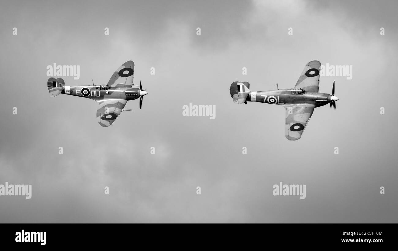 Spitfire 'AR501' Supermarine et Hawker Sea Hurricane 'Z7015' volant en formation lors du salon de l'aviation du jour de la course qui s'est tenu à Shuttleworth le 2nd octobre 2022 Banque D'Images