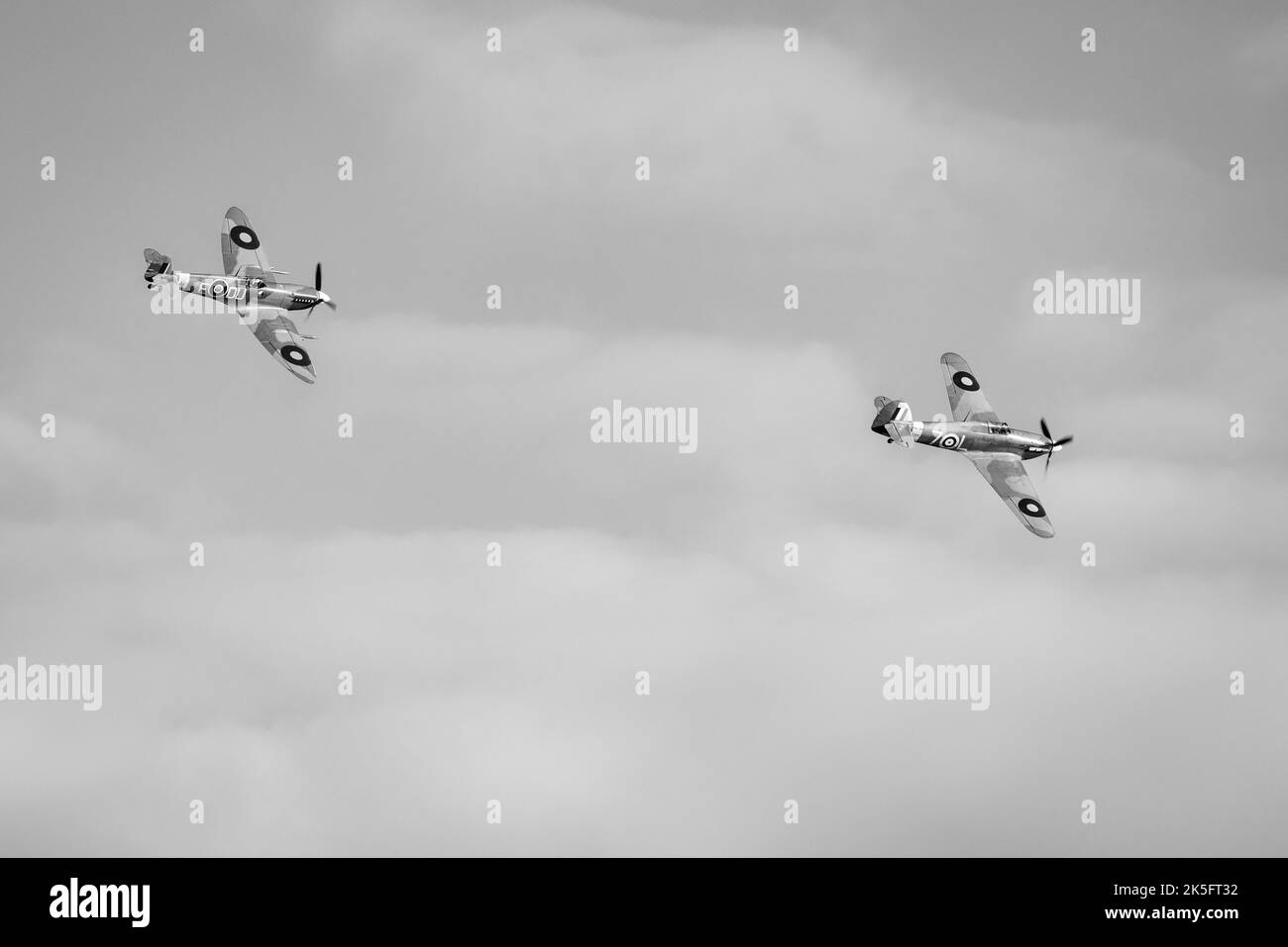 Spitfire 'AR501' Supermarine et Hawker Sea Hurricane 'Z7015' volant en formation lors du salon de l'aviation du jour de la course qui s'est tenu à Shuttleworth le 2nd octobre 2022 Banque D'Images