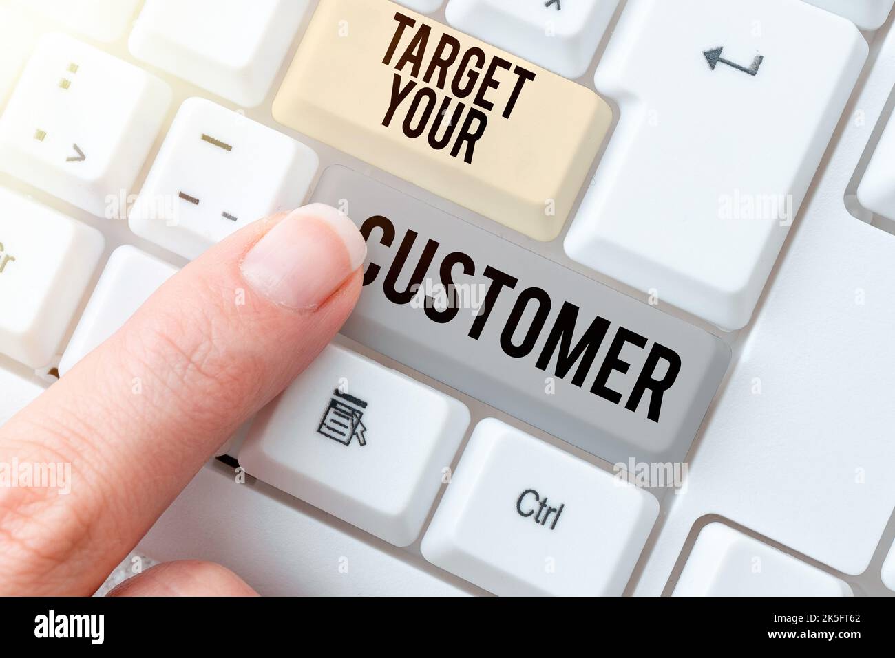 Rédaction affichage de texte cibler votre client. Concept d'Internet attirer et développer le public, les consommateurs et les perspectives Banque D'Images