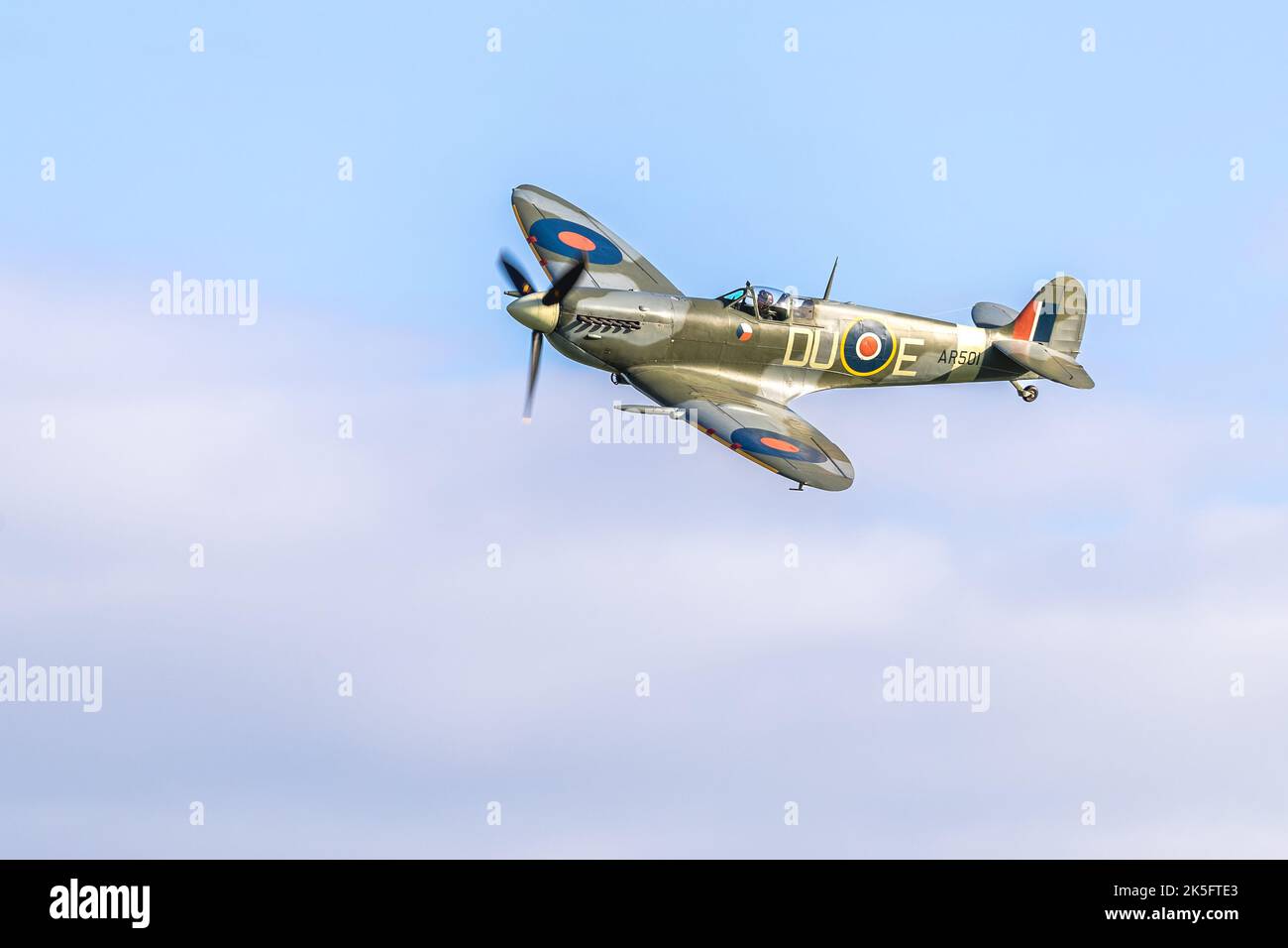 Supermarine Spitfire VC 'AR501' (G-AWII) en vol au salon aérien du jour de la course qui s'est tenu à l'aérodrome d'Old Warden, Shuttleworth, le 2nd octobre 2022 Banque D'Images