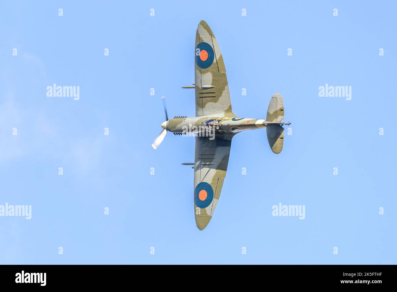 Supermarine Spitfire VC 'AR501' (G-AWII) en vol au salon aérien du jour de la course qui s'est tenu à l'aérodrome d'Old Warden, Shuttleworth, le 2nd octobre 2022 Banque D'Images