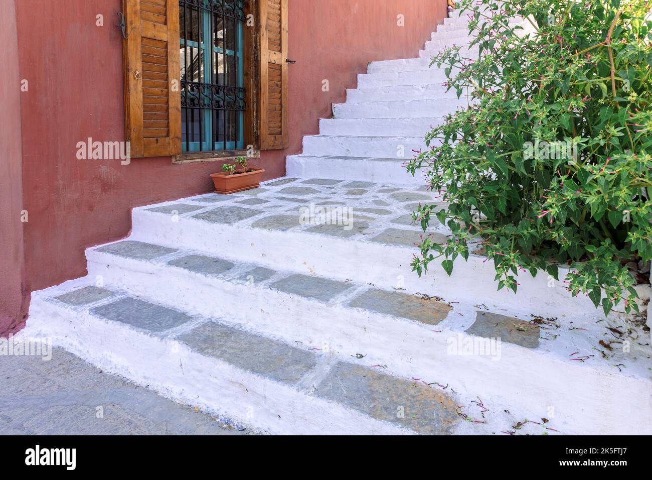 Village de pêcheurs coloré de Symi avec maisons et portes colorées, pots de fleurs sur l'île de Symi en Grèce. Photo de haute qualité Banque D'Images