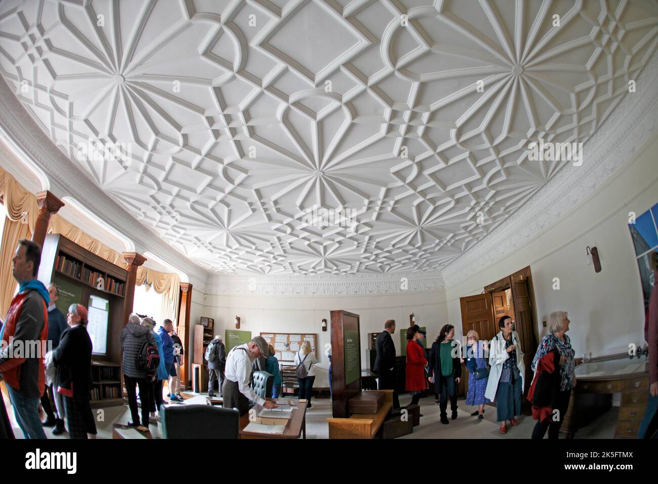 Salle devant à Bletchley Park House, avec son plafond en plâtre décoratif et des expositions de l'occupation de la guerre par le MI6 et les briseurs de code. Banque D'Images
