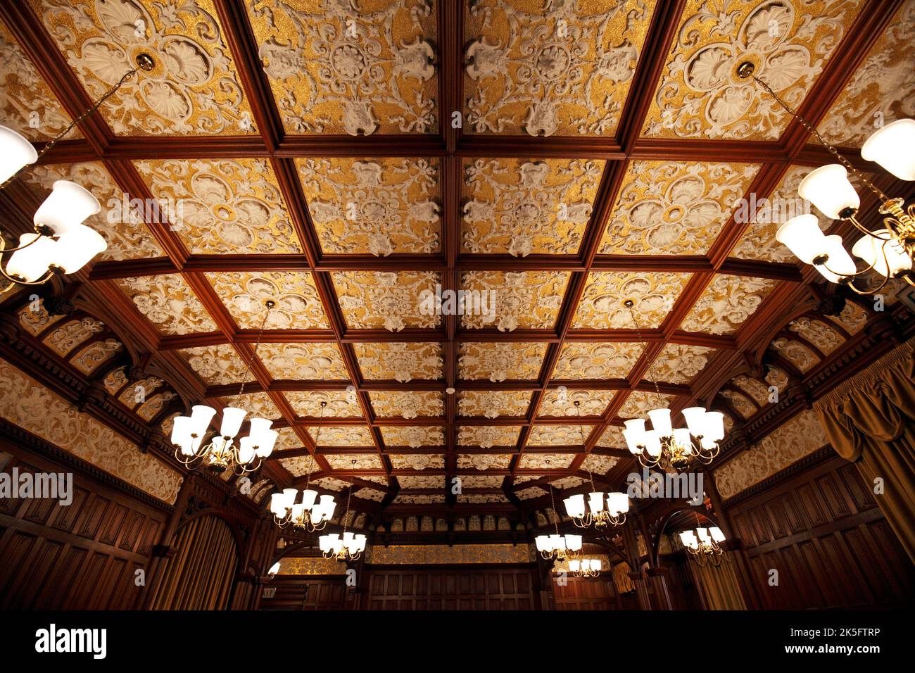 Plafond en plâtre décoratif très orné dans la salle de bal de Bletchley Park. Il abrite MI6 et les codébreakers de la Seconde Guerre mondiale. Banque D'Images