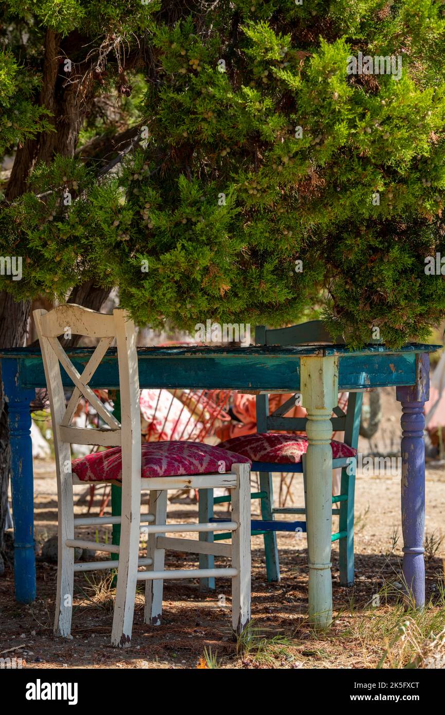 table chic et chaises dans un restaurant grec, mobilier rustique vieilli dans un restaurant de vacances, sport ombragé dans une taverne grecque, vieilles chaises en bois Banque D'Images