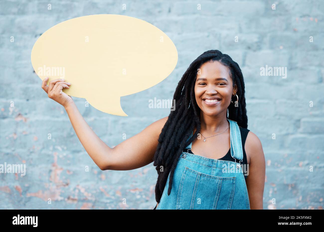 Femme noire avec chat-board ou bulle de la parole avec maquette pour la publicité, le marketing ou la promotion avec la jeunesse, voix africaine. Portrait heureux de Banque D'Images