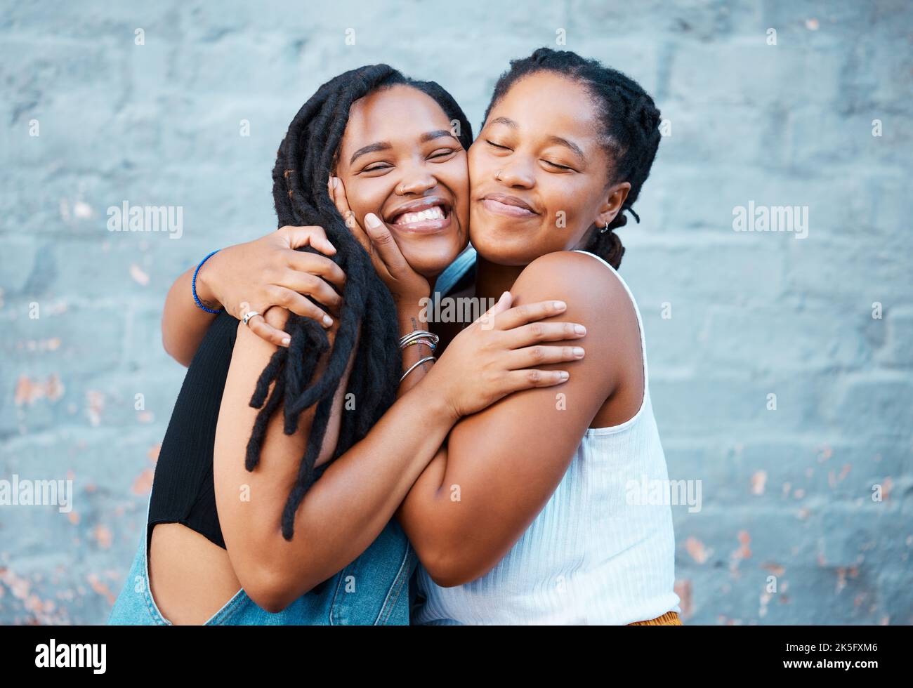 Heureux, câlin et amis noirs dans la ville pendant les vacances d'été ensemble en Afrique du Sud. Le bonheur, le sourire et les femmes africaines embrassent, se liant avec Banque D'Images
