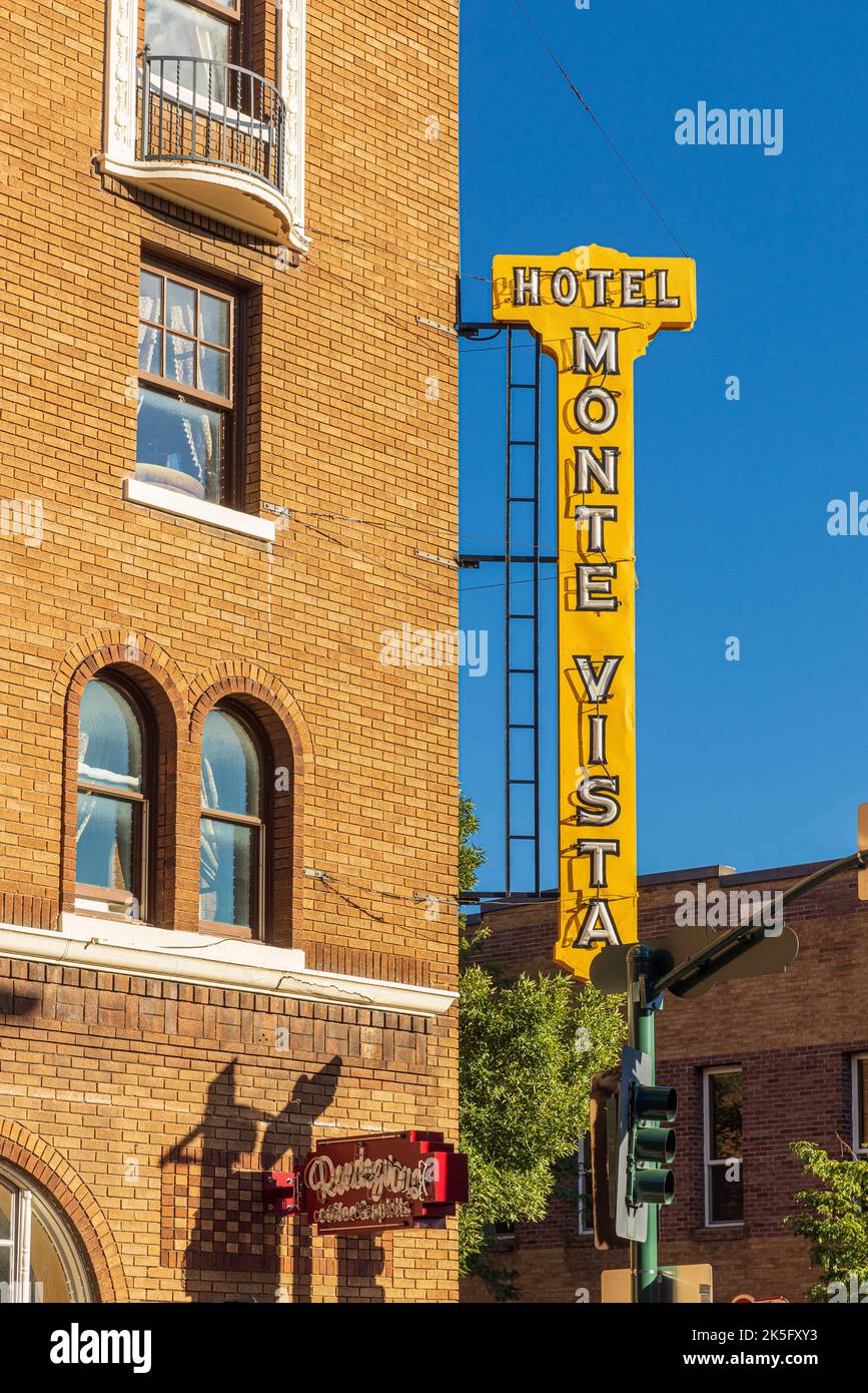 FLAGSTAFF, ARIZONA - 1 SEPTEMBRE 2022 : panneau de l'historique Hôtel Monte Vista, construit en 1927, dans le centre-ville de Flagstaff, AZ Banque D'Images