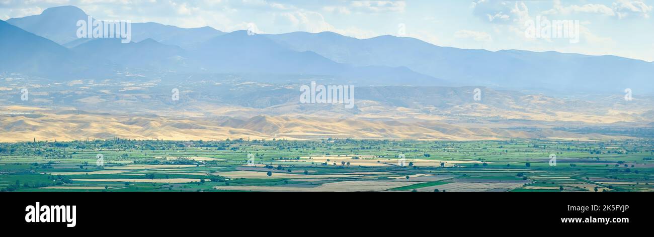 Panorama de la campagne de la Turquie à la lumière du jour. Magnifique paysage de printemps dans les montagnes. Champ herbacé et collines ondoyantes. Paysage rural. Donload p Banque D'Images