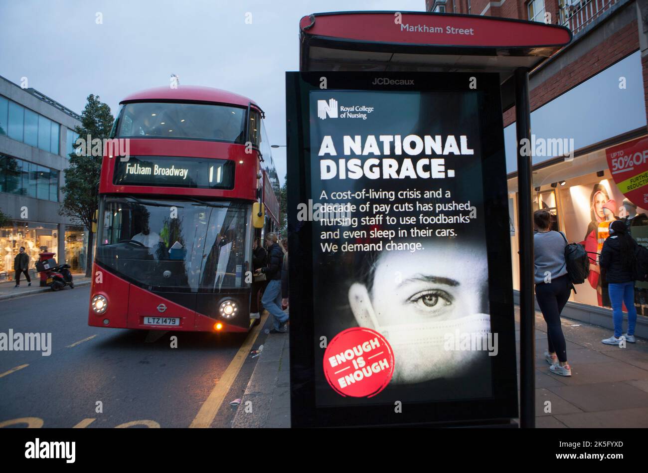 Londres, Royaume-Uni, 7 octobre 2022 : le Royal College of Nursing (RCN) a publié une série d'affiches appelant à améliorer la rémunération et les ressources des infirmières, portant le logo Engough is Engough. La MRC vote 300 000 membres au sujet d'une action de grève possible. Une offre de salaire inférieure à l'inflation de 5% a été faite, mais de nombreuses infirmières quittent la profession en raison du stress et de la mauvaise rémunération, même si elles ont été saluées comme des travailleurs clés pendant la pandémie de cavid. Les gros titres des affiches incluent « Une honte nationale », « Protégez vos amoureux » et « les pénuries de taudis coûtent des vies ». Anna Watson/Alay Live News Banque D'Images