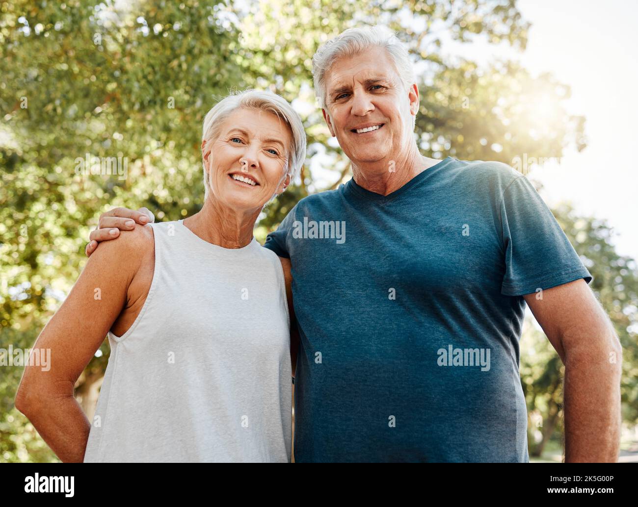 Vieux couple, hug et portrait de la nature sourient à l'extérieur, parc ou à l'extérieur en pause après la course, la marche ou l'exercice. Santé, séance d'entraînement et homme âgé et Banque D'Images