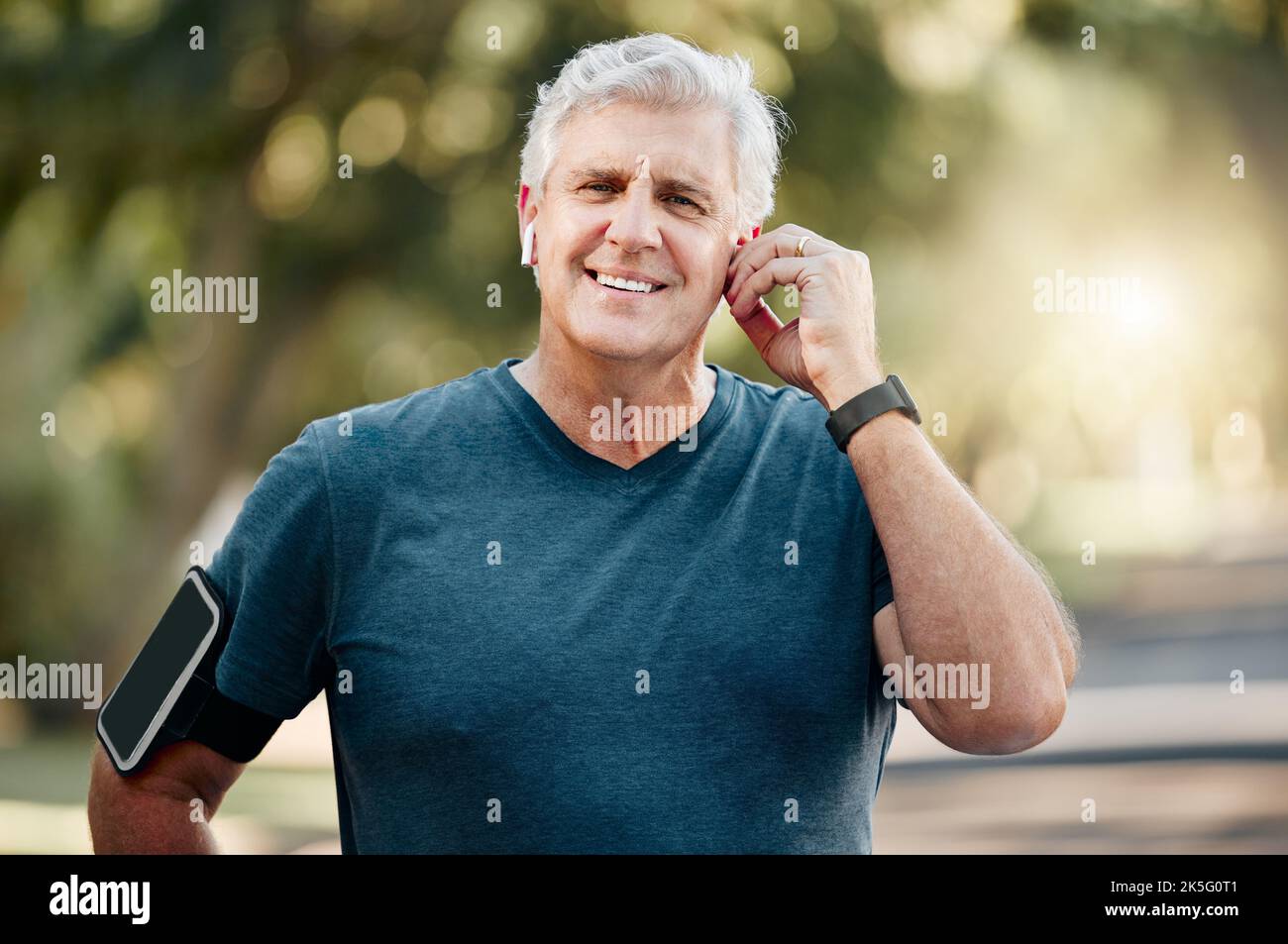 Homme senior, fitness et exercice de musique en plein air à l'écoute de l'entraînement de piste audio pour le sport, la santé et le bien-être. Coureur âgé en santé à la retraite au Canada Banque D'Images