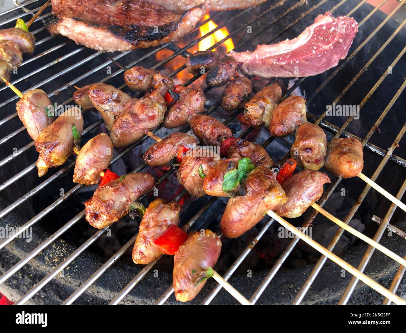 Barbecue avec coeur de poulet, brochette Banque D'Images