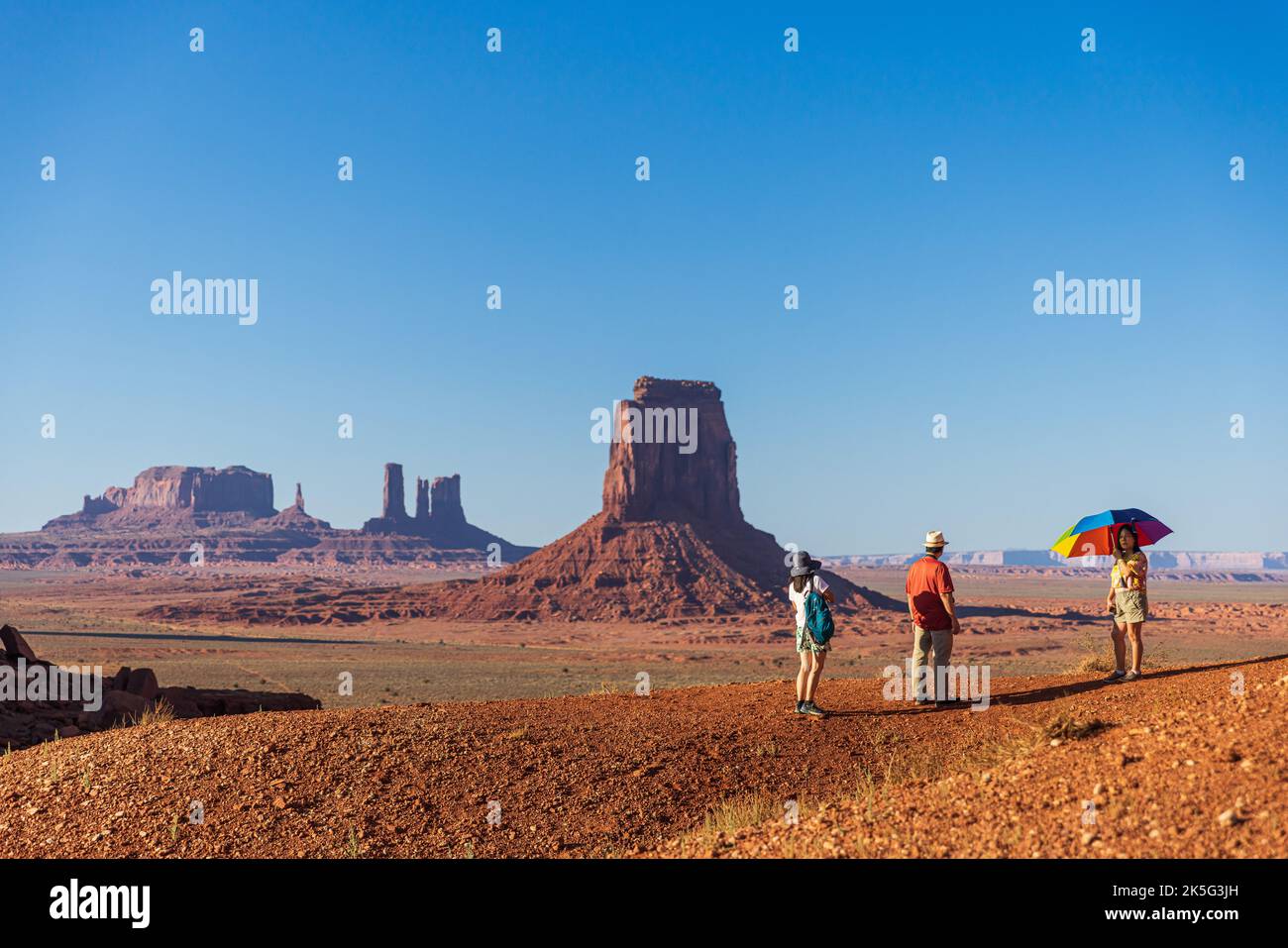 MONUMENT VALLEY, UTAH - 3 SEPTEMBRE 2022 : touristes dans le parc tribal de Monument Valley Banque D'Images