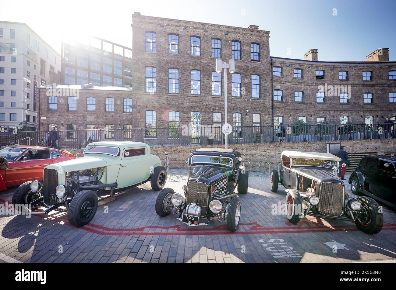 Londres, Royaume-Uni. 8th octobre 2022. Vente de bottes de voiture classique à King’s Cross, place Granary. Maintenant dans son 12th ans, la vente de chaussures de voiture vintage voit des véhicules classiques sur l'exposition garés à côté des étals rétro du marché vintage de la mode durable, de la maison, bric-a-brac et des accessoires d'art. Les mods et les rockers en trottinette attirent les foules les plus habillées et les plus anciennes de Londres sur la scène des bonnes affaires. Credit: Guy Corbishley/Alamy Live News Banque D'Images