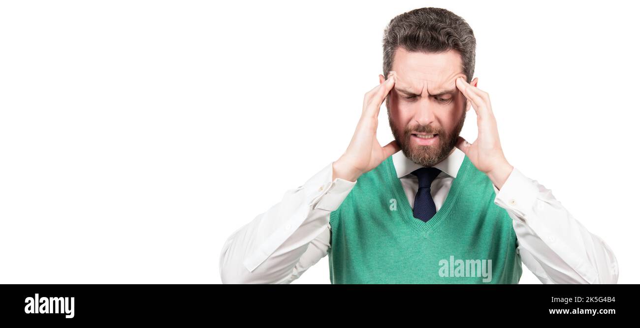 homme d'affaires stressé style décontracté ayant mal de tête isolé sur fond blanc, douleur. Portrait de visage d'homme, bannière avec espace de copie. Banque D'Images