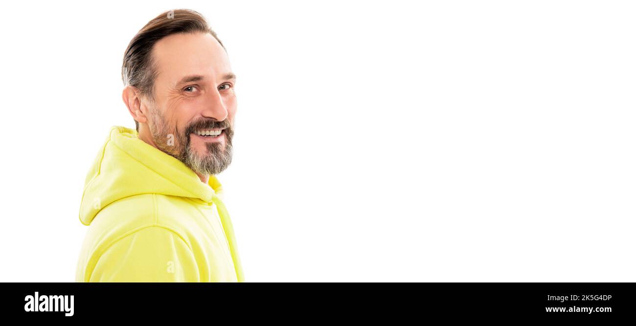 Homme visage portrait, bannière avec espace de copie. Souriant beau homme mûr avec barbe et moustache en hoody isolé sur blanc. Banque D'Images