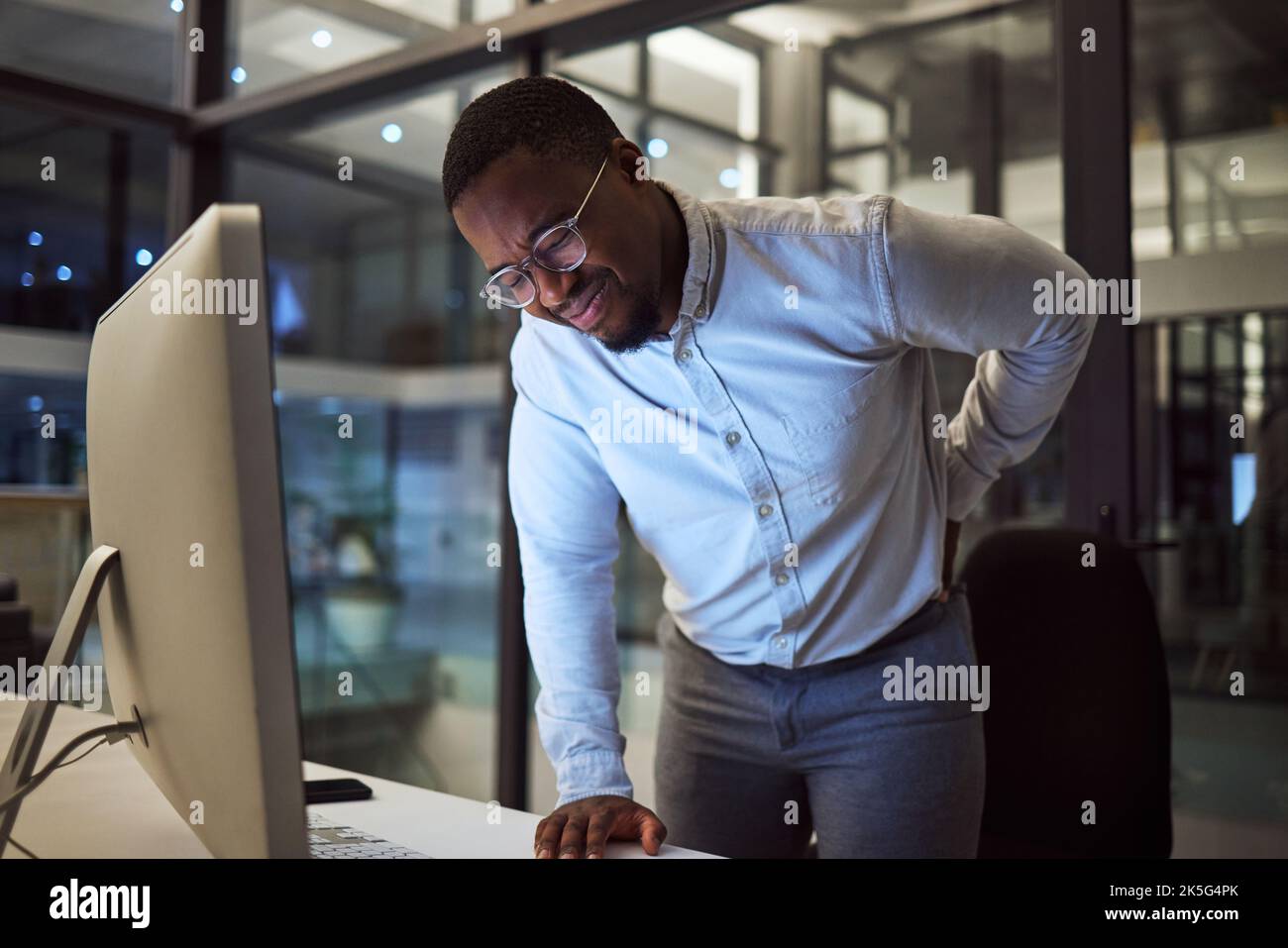 Stress la nuit, employé fatigué avec des douleurs au dos travaillant la nuit et risque d'épuisement ou de cesser de fumer. Engagement professionnel, professionnel du marketing avec Banque D'Images