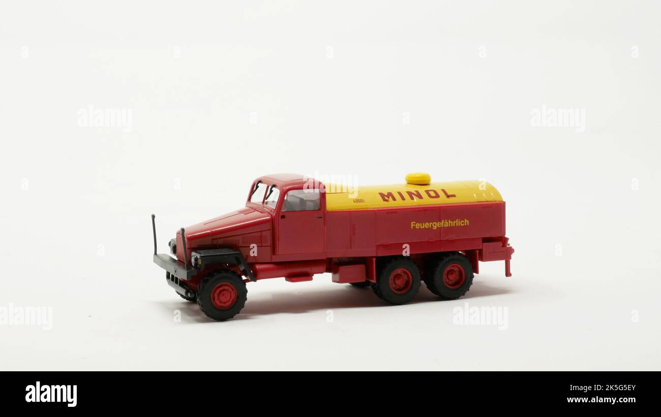 Automodell IFA DDR G5/2 Tankwagen 3achser MINOL, Busch, Maßstab 1/87 Banque D'Images
