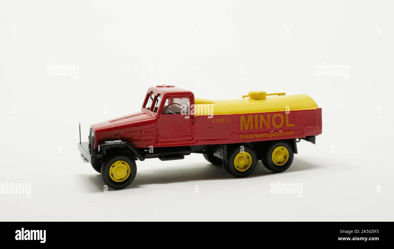 Automodell IFA DDR G5/2 Tankwagen 3achser MINOL, Kleinserie auf Busch, Maßstab 1/87 Banque D'Images