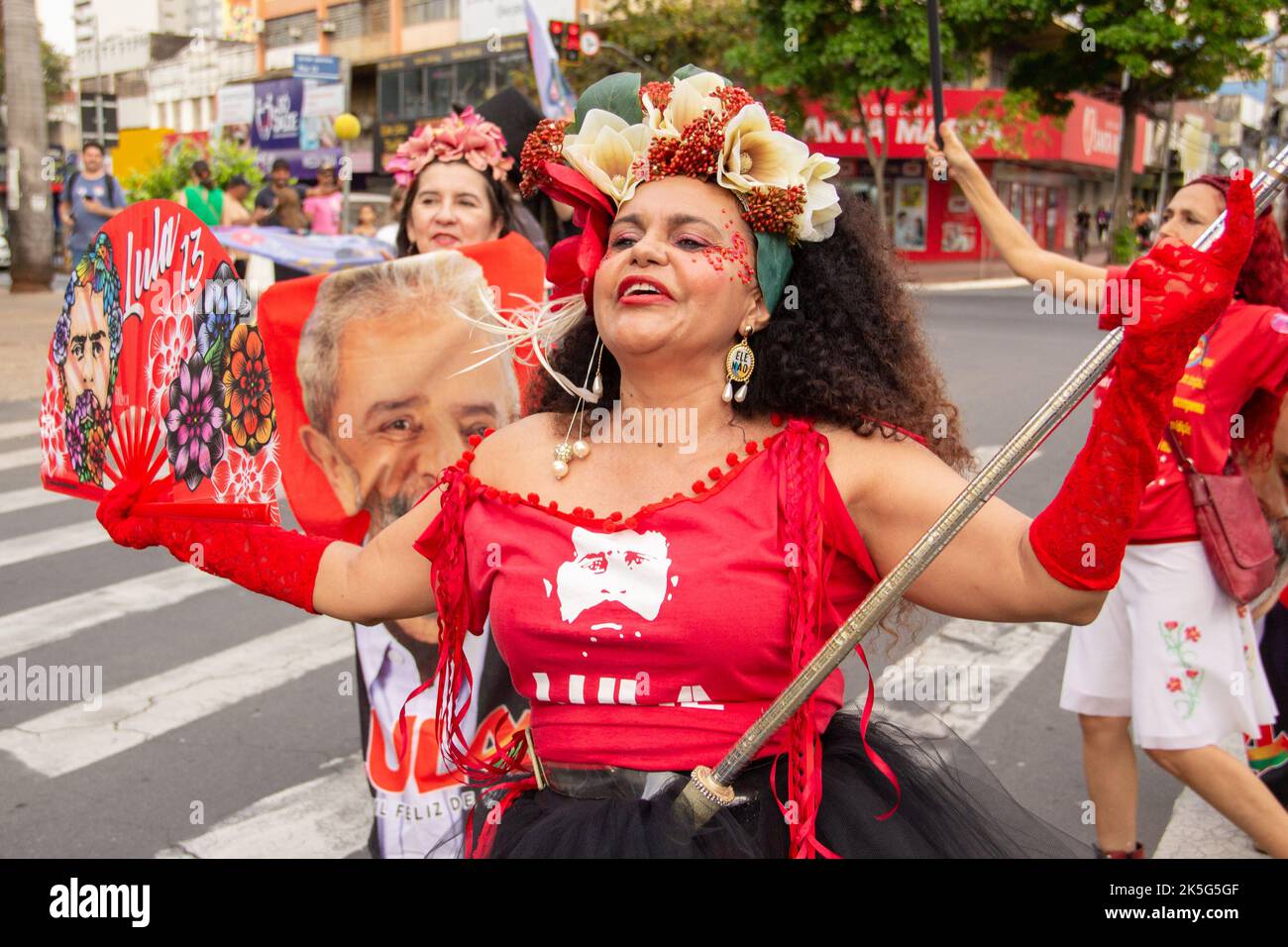 Goias, Brésil – 28 septembre 2022 : une femme vêtue de rouge dansant dans la rue. Un spectacle en faveur du président Lula Banque D'Images