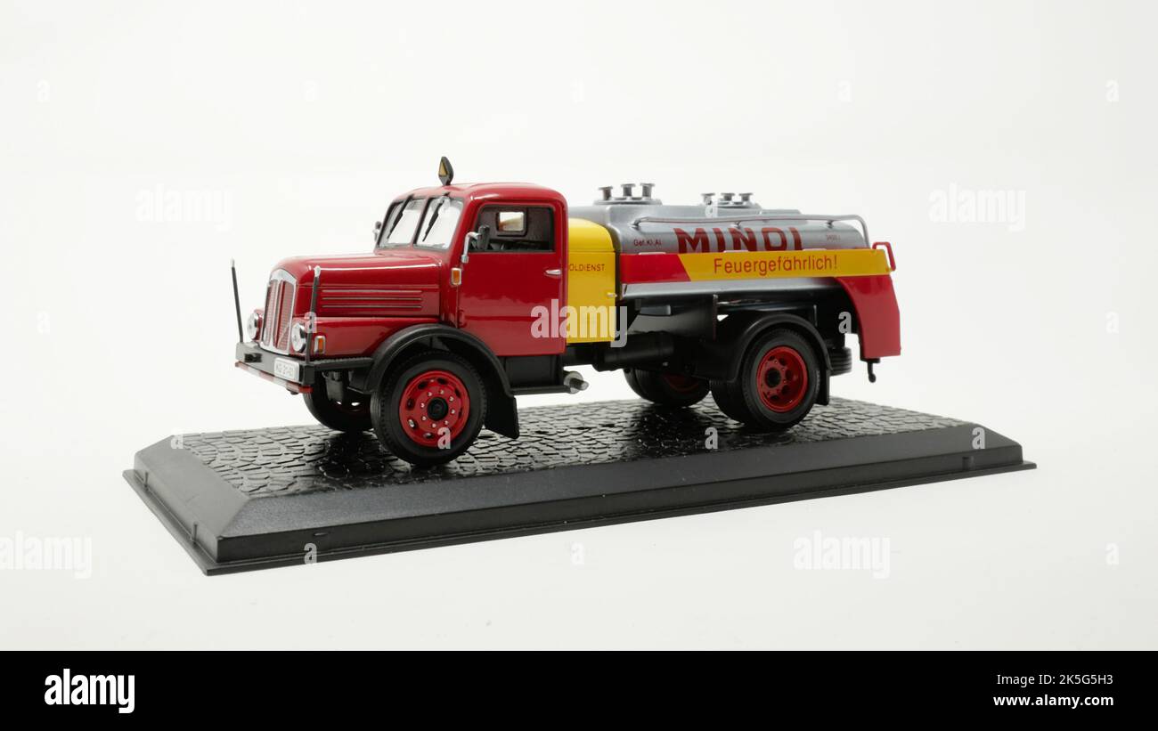 Automodell IFA DDR S4000-1 Tankwagen MINOL, Atlas Kollektion, Maßstab 1/43 Banque D'Images