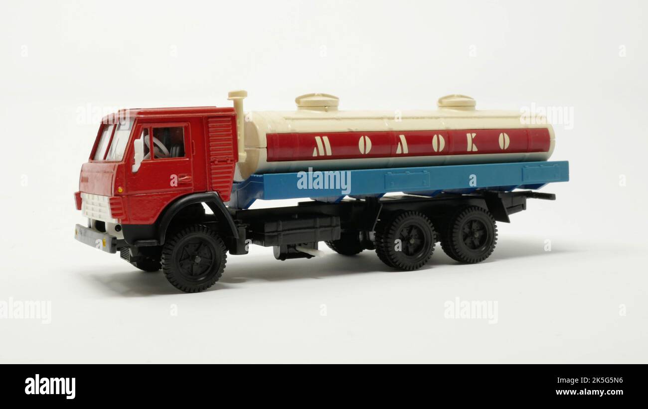 Automodell DDR KAMAZ 35212 Tanker Молоко (Milch), Maßstab 1/43 Banque D'Images