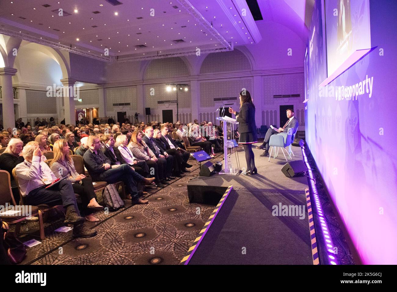 The Co-operative Party Conference 2022, Queens Hotel, Leeds, Yorkshire, Angleterre, ROYAUME-UNI. 8th octobre 2022. Lisa Nandy, députée, Secrétaire d'État fantôme pour la mise à niveau, le logement et les communautés, prenant la parole à la Conférence annuelle du Parti coopératif. Crédit : Alan Beastrall/Alay Live News Banque D'Images
