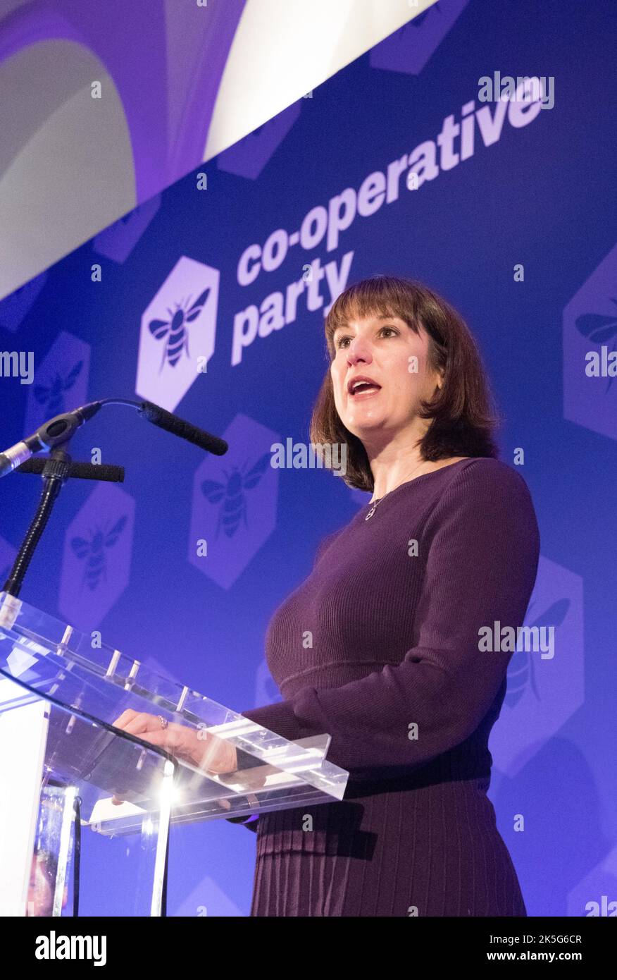 The Co-operative Party Conference 2022, Queens Hotel, Leeds, Yorkshire, Angleterre, ROYAUME-UNI. 8th octobre 2022. Rachel Reeves, députée, Chancelière de l'ombre, prenant la parole à la Conférence annuelle du Parti coopératif. Crédit : Alan Beastrall/Alay Live News Banque D'Images