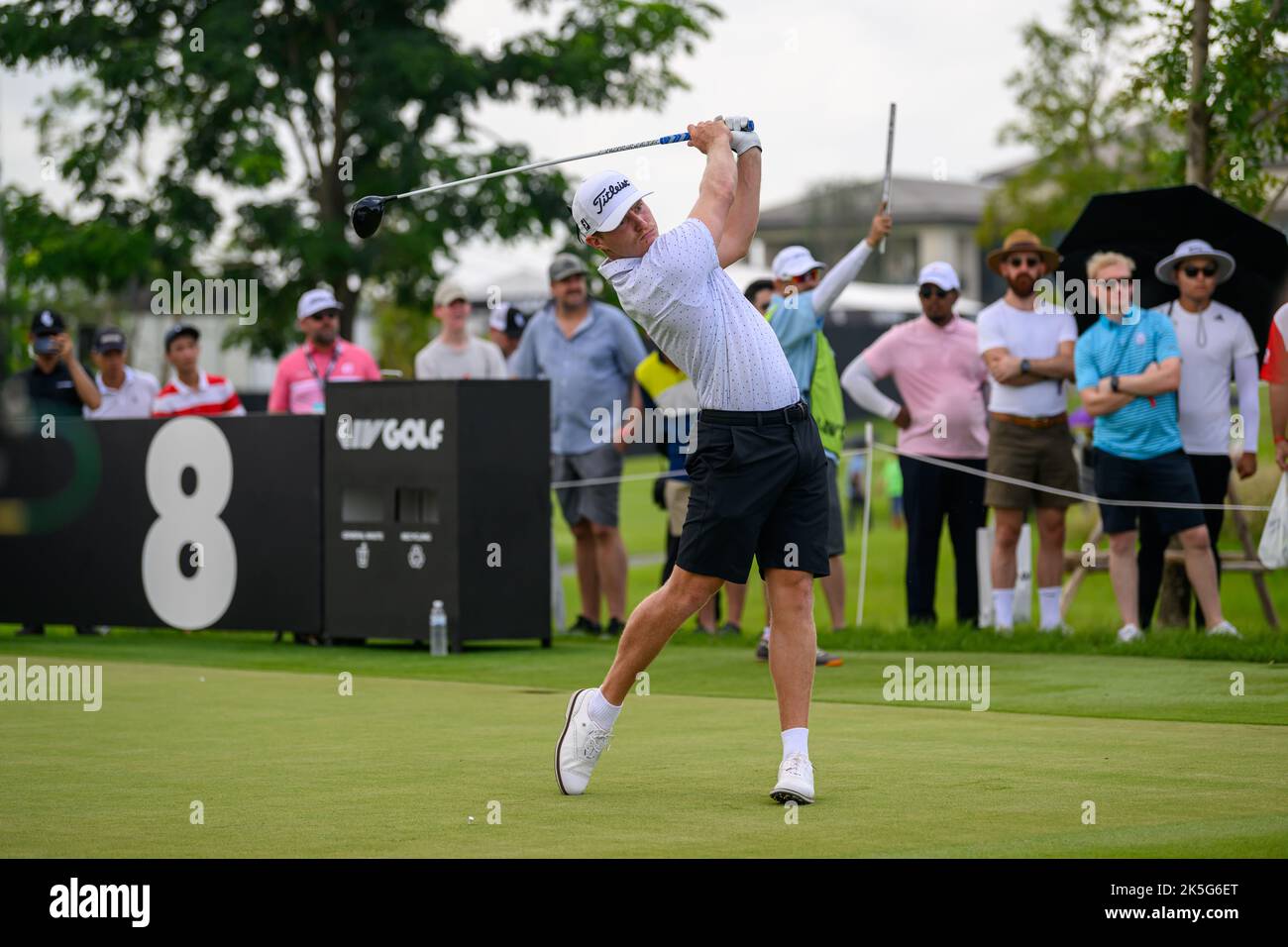 Jediah Morgan des États-Unis débarque au trou 8 lors de la partie de 2nd du LIV Golf Invitational Bangkok au Stonehill Golf course à Bangkok, EN THAÏLANDE Banque D'Images