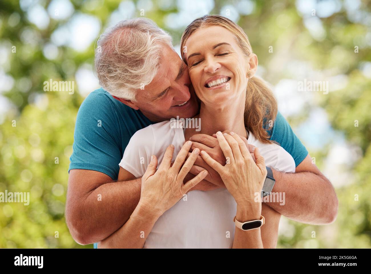 Jardin, mariage et couple de retraite se câlin pour l'amour et l'affection dans la relation de soin ensemble. Romantique, heureux et personnes âgées de la Nouvelle-zélande Banque D'Images